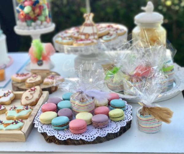 Outdoor-Bohemian-Chic-Party-Macarons