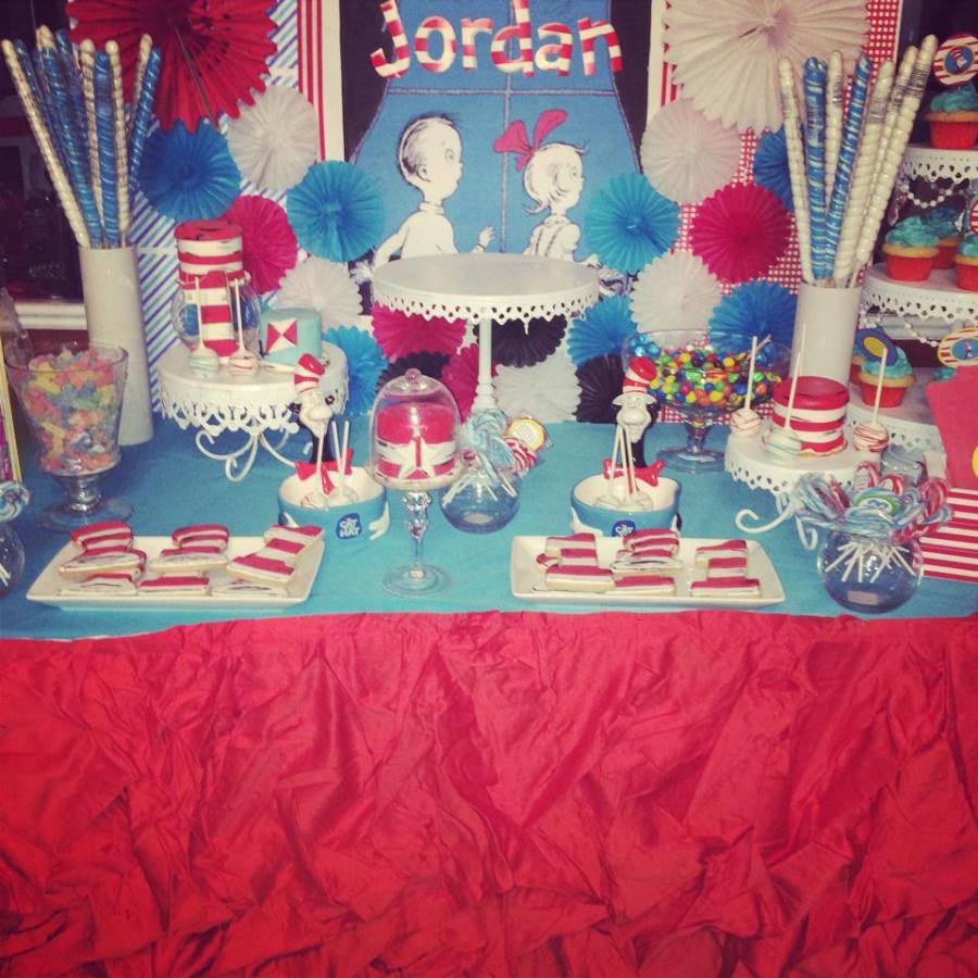 Dr.-Seuss-Birthday-Party-Table-Decorations