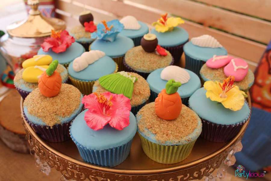 Tropical-Summer-Beach-Party-Blue-Cupcakes