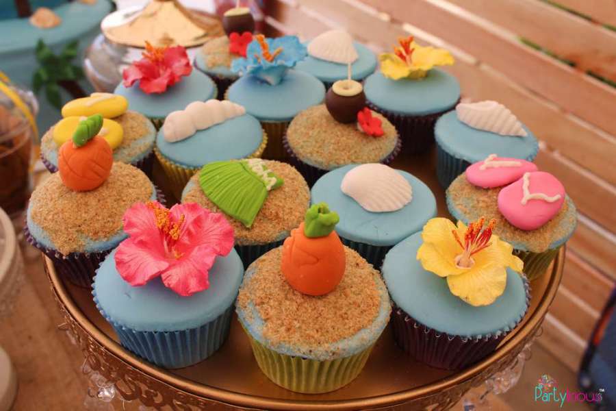 Tropical-Summer-Beach-Party-Floral-Cupcakes