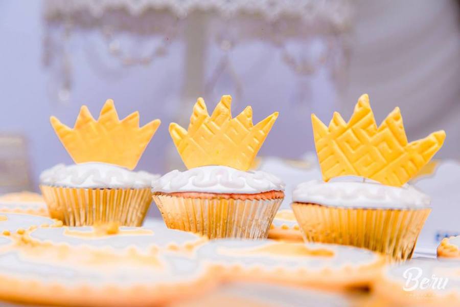 Fresh-Royal-Birthday-Party-Cupcake-Toppers