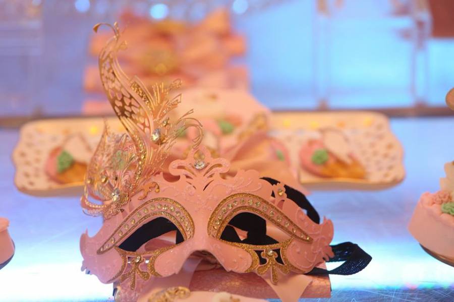 Pink-Swan-Themed-Birthday-Party-Elegant-Mask