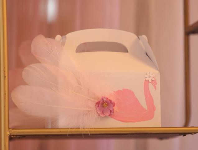 Pink-Swan-Themed-Birthday-Party-Guest-Gifts