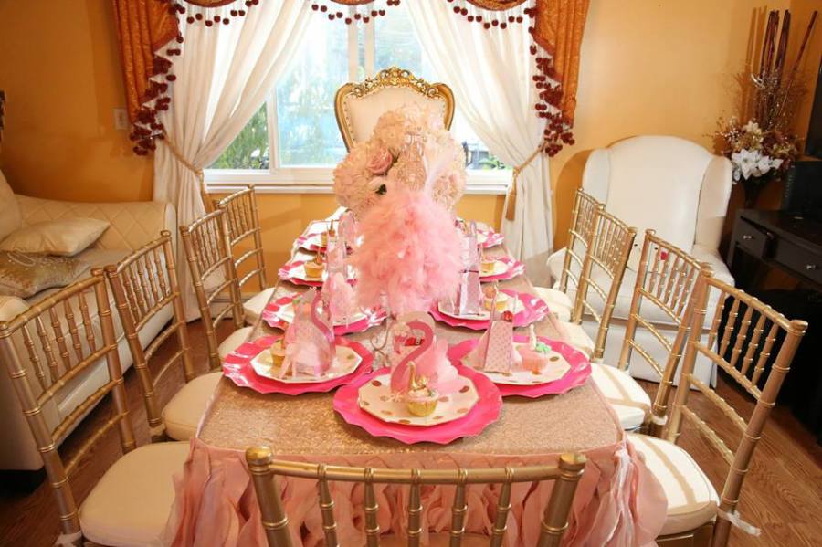 Pink-Swan-Themed-Birthday-Party-Guest-Seating