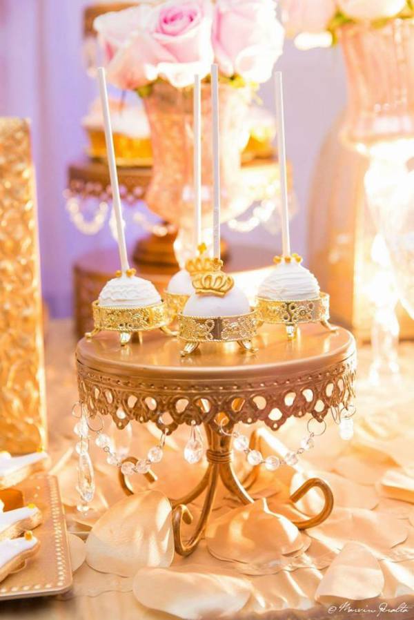 Blush and gold Royal party cakepops