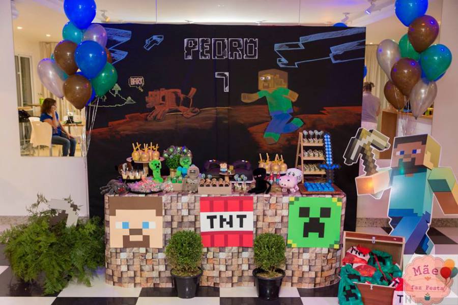 Modern-Minecraft-Birthday-Party-Dessert-Table