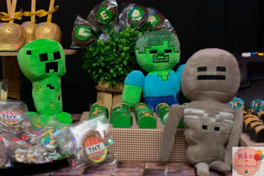 Modern-Minecraft-Birthday-Party-Stuffed-Characters