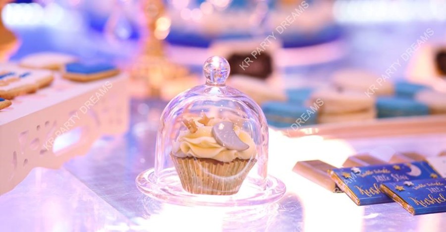 Stars-And-Moon-Birthday-Cupcake-Dome