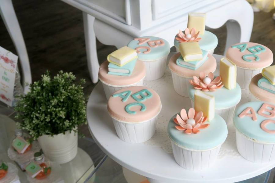 Peach-And-Mint-Book-Birthday-Cupcakes-Pastel