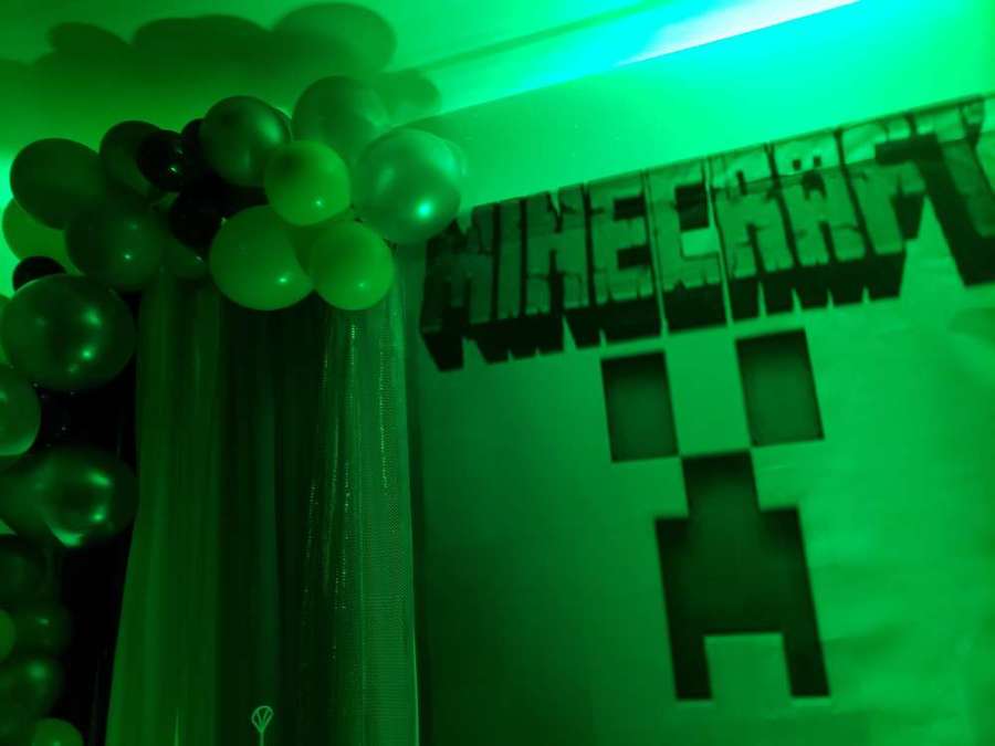 Minecraft-Birthday-Party-Celebration-Low-Lighting-Backdrop