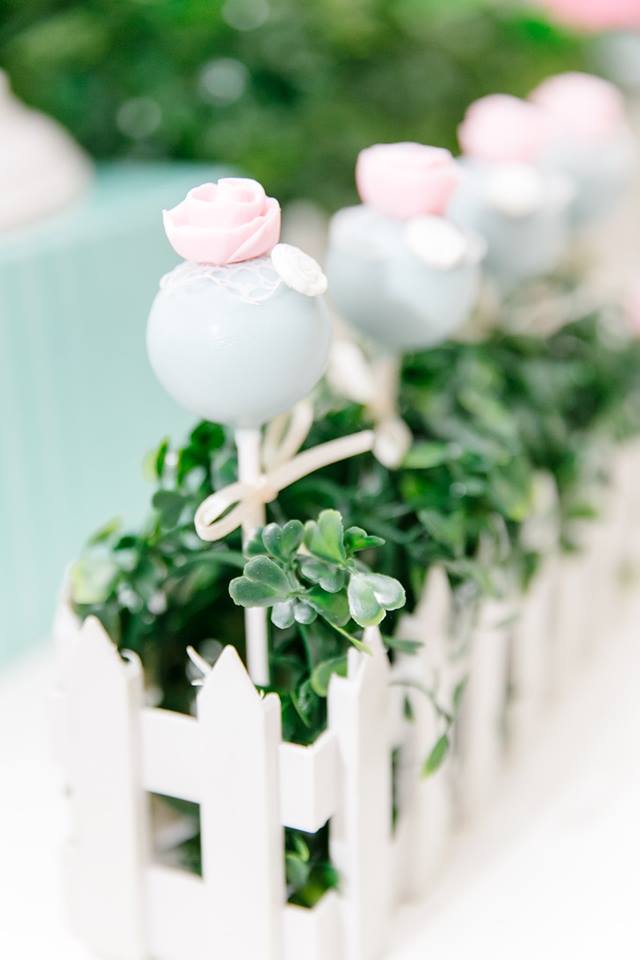 garden party cakepops with rose