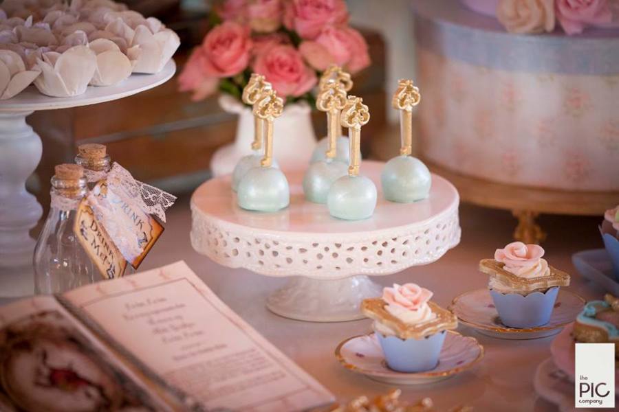 Alice-In-Wonderland-Birthday-Cakepops