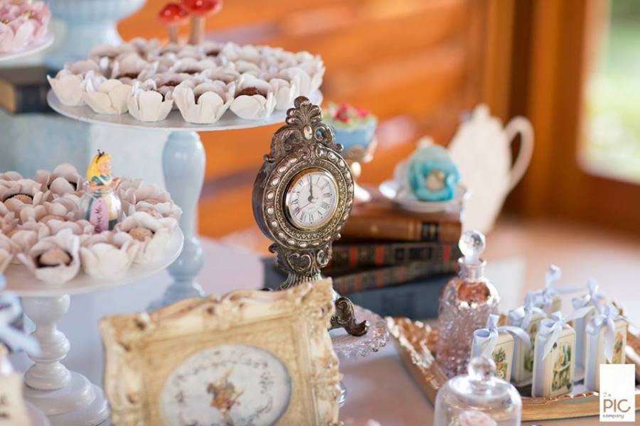 Alice-In-Wonderland-Birthday-Clock-Decor