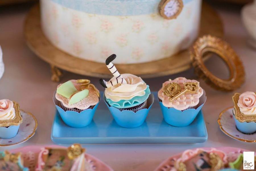 Alice-In-Wonderland-Birthday-Cupcakes