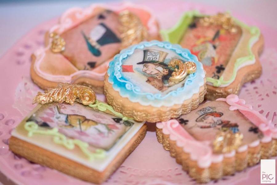 Alice-In-Wonderland-Birthday-Detailed-Cookies