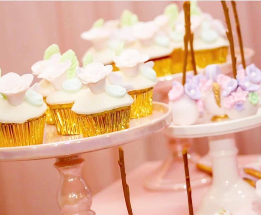 pink and gold cupcakes