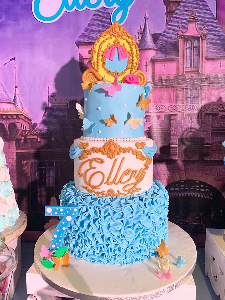Cinderella-themed party cake