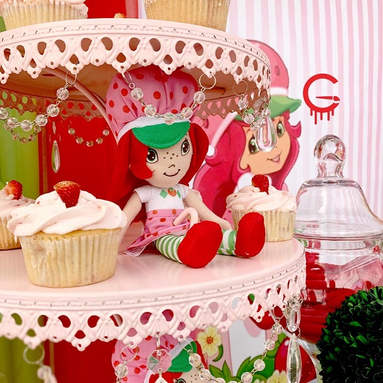 Strawberry Shortcake pink cupcakes and dolls