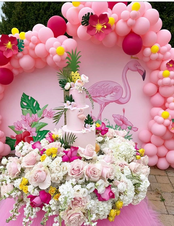 grand flamingo backdrop and tablescape