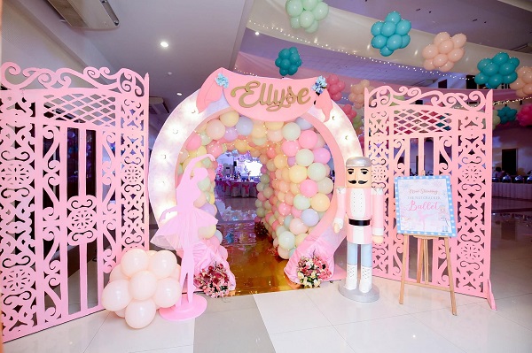 welcome balloon arch