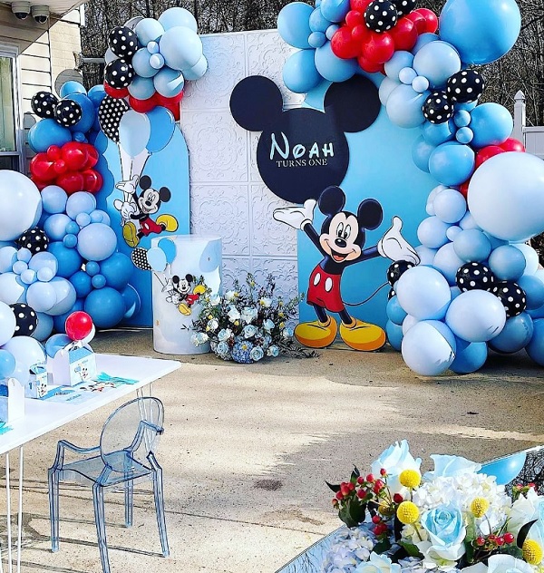 Blue Mickey Mouse birthday backdrop ideas