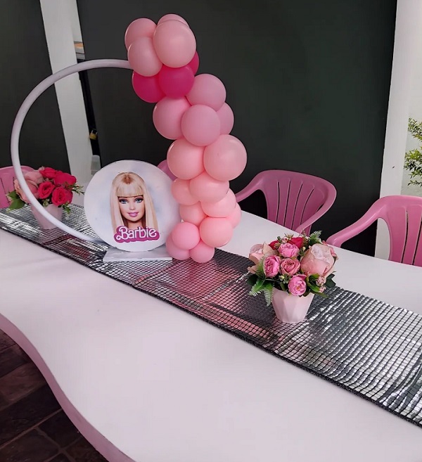 barbie table centerpiece