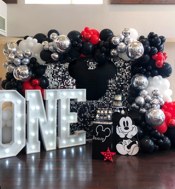 classy and elegant mickey mouse balloon decors