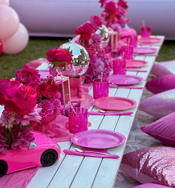 hot pink and glitters table setting