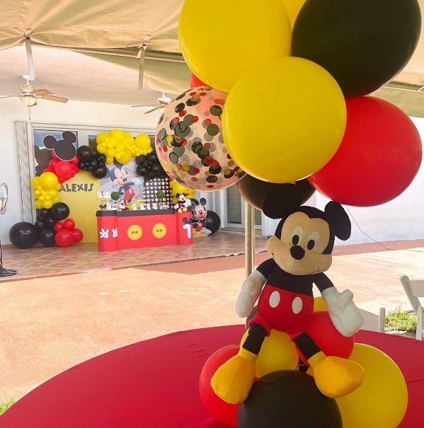 mickey table balloon centerpiece