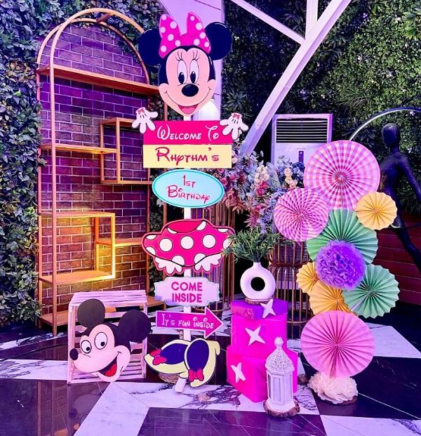 minnie mouse first birthday welcome direction sign