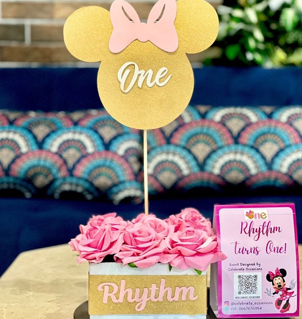 minnie mouse head with pink bow cutout centerpiece