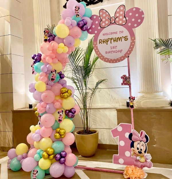 minnie mouse welcome sign and balloon garland