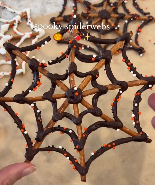 spooky spiderwebs pretzels