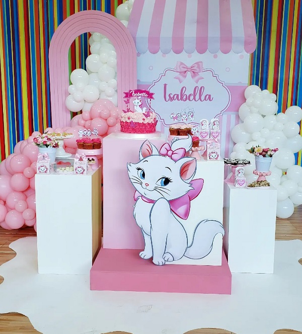 Marie Aristocats themed dessert table