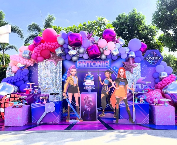 huntrix birthday party setup