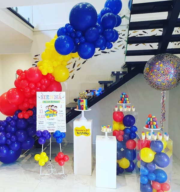 elegant wiggles first birthday party setup