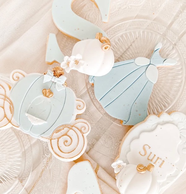 stunning cinderella themed cookies