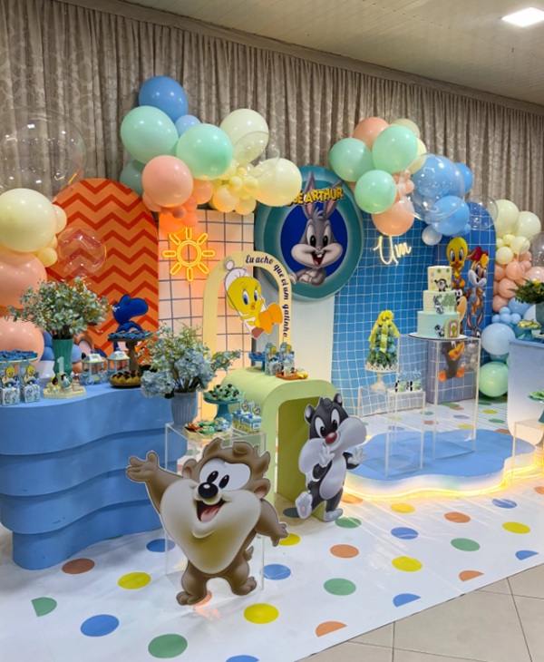 vibrant looney tunes party setup