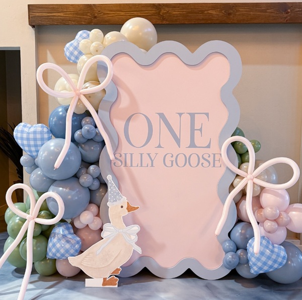 bow balloons backdrop